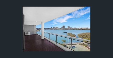 Spacious two bedrooms with timberfloor throughout & spectacular waterview & FURNISHED OPTIONAL with brand new furnitures - Photo 5