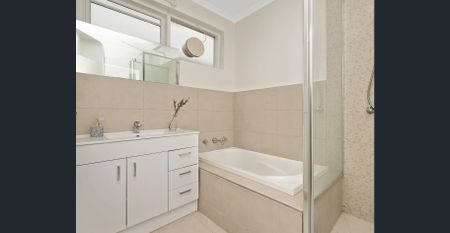 Ground Floor 3 Bedroom Gem – Convenient Commute & Public Transport Access! - Photo 5