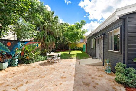 Stylish Three Bedroom Home - Photo 3