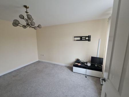 3 Bed Terraced House, Amersham Park Road, M6 - Photo 2