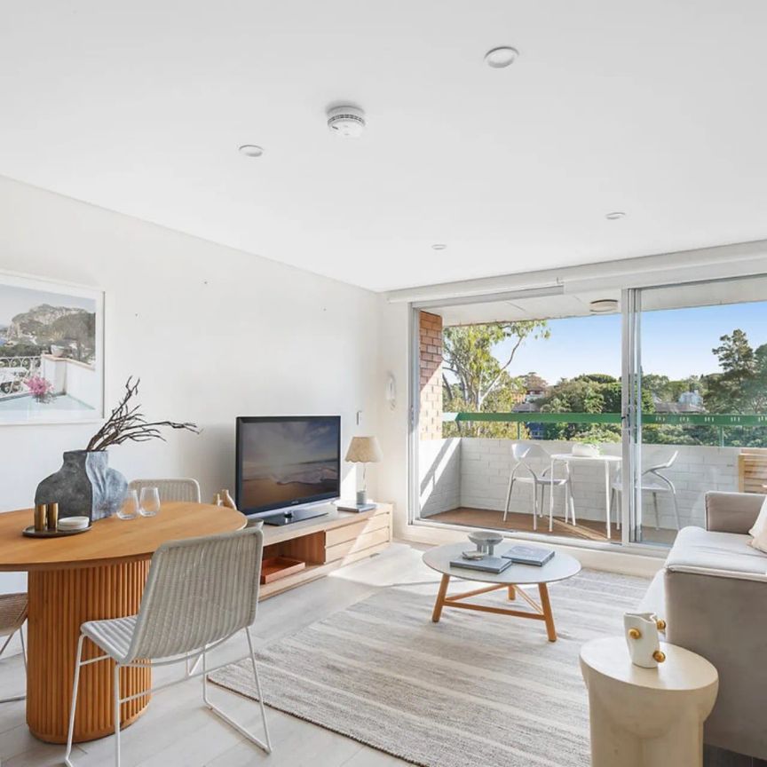 Top Floor Apartment Embracing Tranquil Leafy Vista - Entrance via Glen Avenue - Photo 1