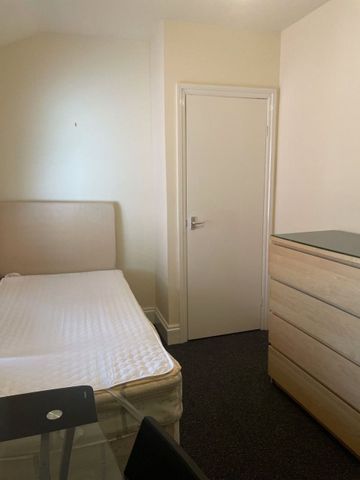 4 bedroom terraced house to rent - Photo 2