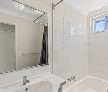 Convenient and Comfortable Townhouse Living - Photo 5