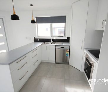 Low maintenance modern unit - Photo 1