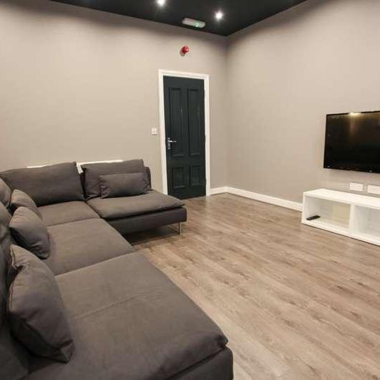 Pownall Square, L3 - Photo 1