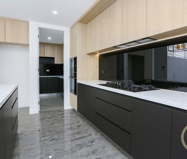 Luxury 5-Bedroom Family Home with Rumpus & Balcony | Walk to School... - Photo 2