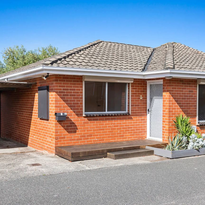 MODERN GROUND-FLOOR LIVING! - Photo 1