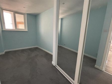 3 bedroom flat to rent - Photo 3