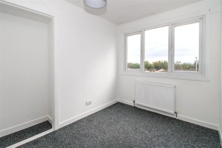 3 bedroom flat to rent - Photo 4