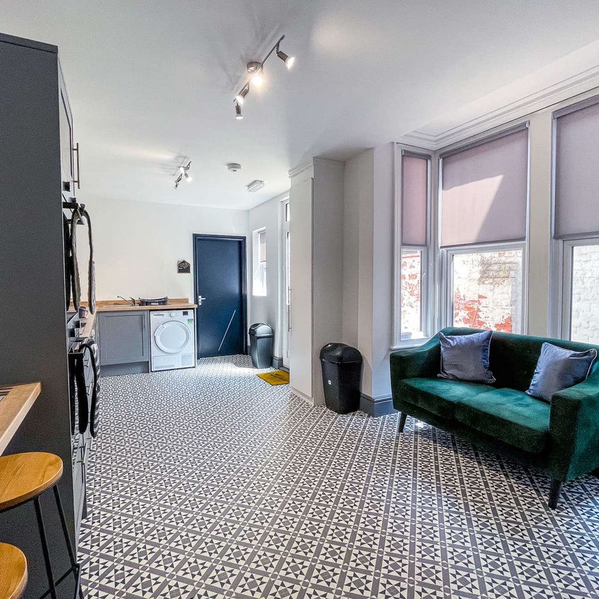 🌟 Ideal Location on Chantry Lane, Grimsby 🌟 Room 1 - En-Suite - Photo 1