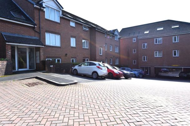 2 bedroom Flat in Flat 20, Leeds - Photo 1