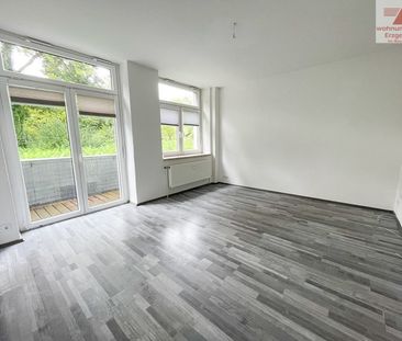 Großzügige 2-Raum-Wohnung mit Balkon und Einbauküche in Bad Schlema - Photo 2