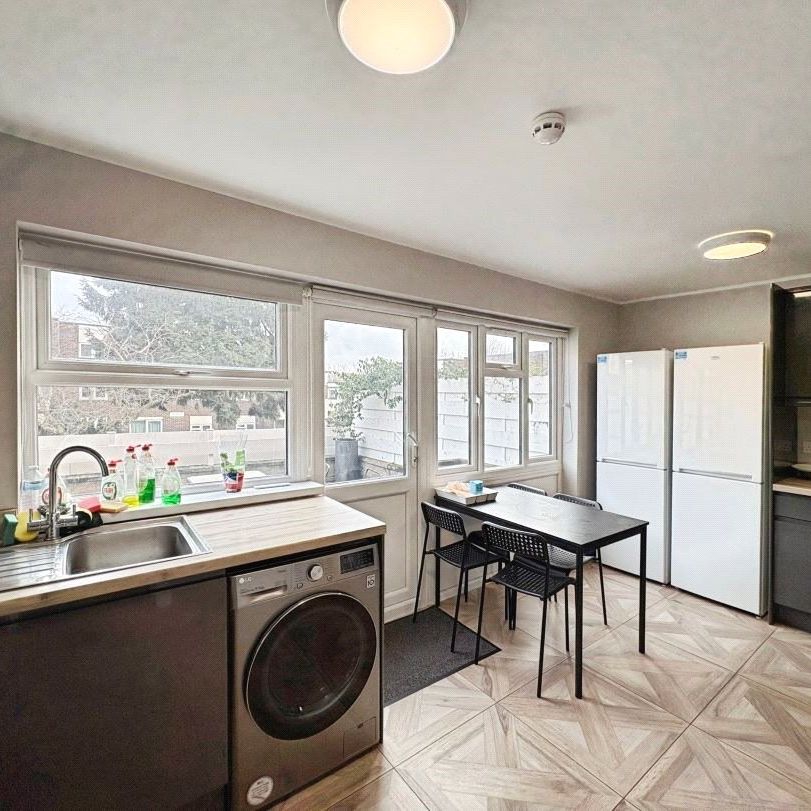 Fairview Avenue, Woking, Surrey, GU22 7NU - Photo 1