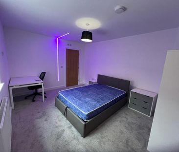 3 bedroom flat to rent - Photo 2