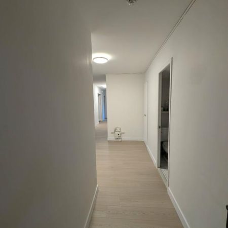 Newly renovated 5½ in Imperial House — 3 bedrooms, 2-bath (1 ensuite), new kitchen and floors, balcony, and family‑friendly amenities (Golden Sq Mile) - Photo 3