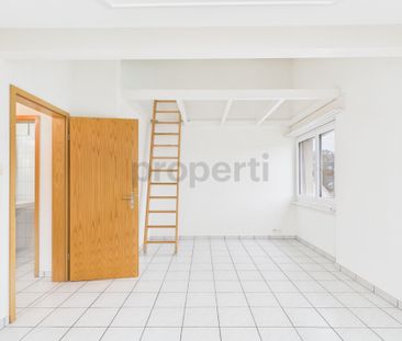 Moderne 3.5-Zimmer-Dachwohnung an ruhiger Lage mit heller Wohnatmos... - Photo 2