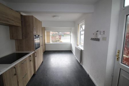 5 bedroom semi-detached bungalow to rent - Photo 3