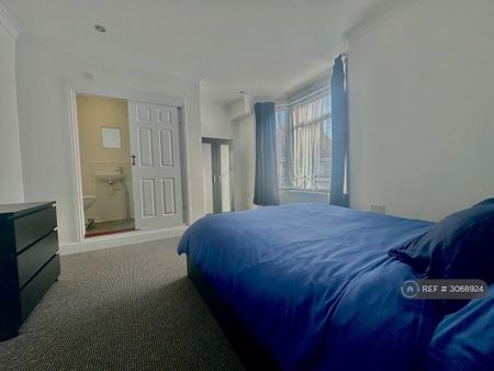 1 bedroom in a house share to rent - Photo 4