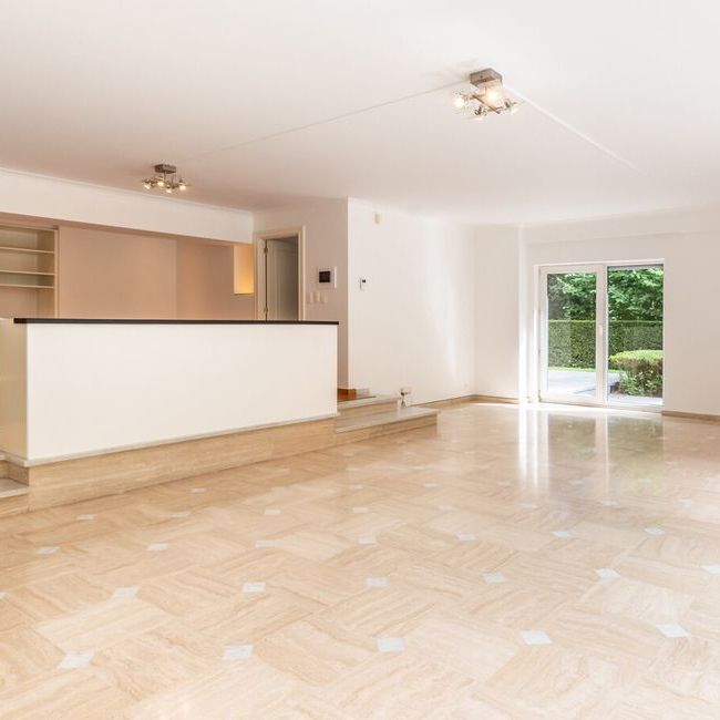 Appartement te huur in Ukkel voor € 3.200 met 4 slaapkamers - Photo 1