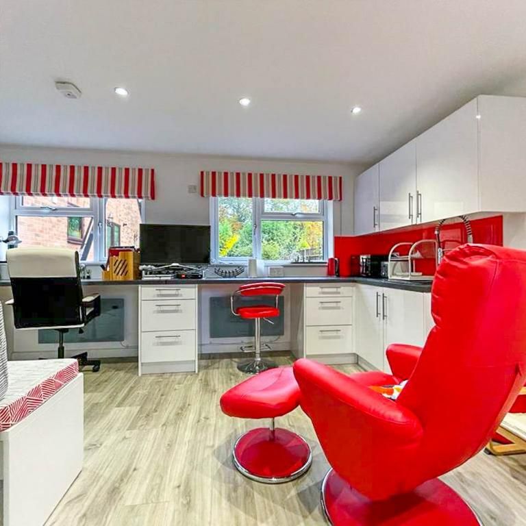 4 bedroom detached house to rent - Photo 1