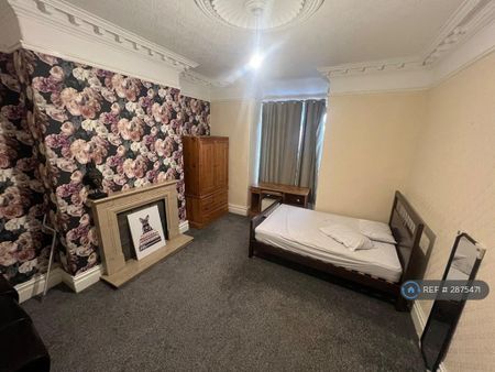 6 bedroom terraced house to rent - Photo 3