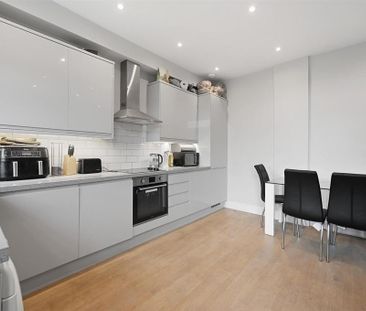 3 bedroom flat to rent - Photo 3