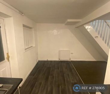 2 bedroom semi-detached house to rent - Photo 5