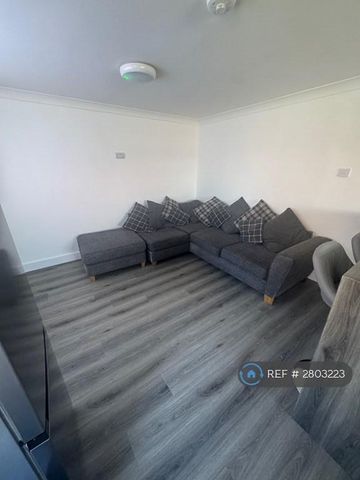 1 bedroom in a house share to rent - Photo 3