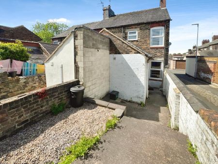2 bedroom end of terrace house to rent - Photo 5