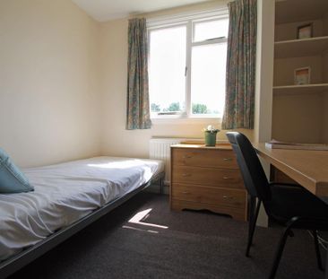 4 bedroom semi-detached house to rent - Photo 2