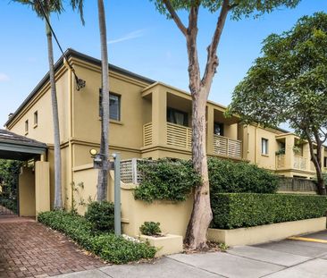 Bright & Spacious Fully Renovated Townhouse in Secure Garden Complex - Photo 1