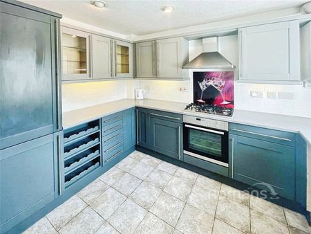 Ruth Close, Farnborough, GU14 - Photo 2