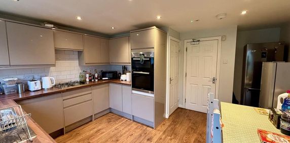 1 bedroom in a house share to rent - Photo 2