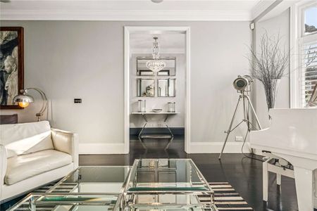 A beautiful family home in North Kensington - Photo 2