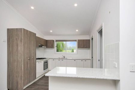 4 Bedroom Home in Stunning Surrounds - Photo 2