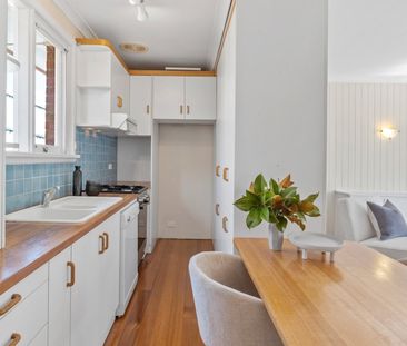 Charming 6-Bedroom Family Home - Photo 1
