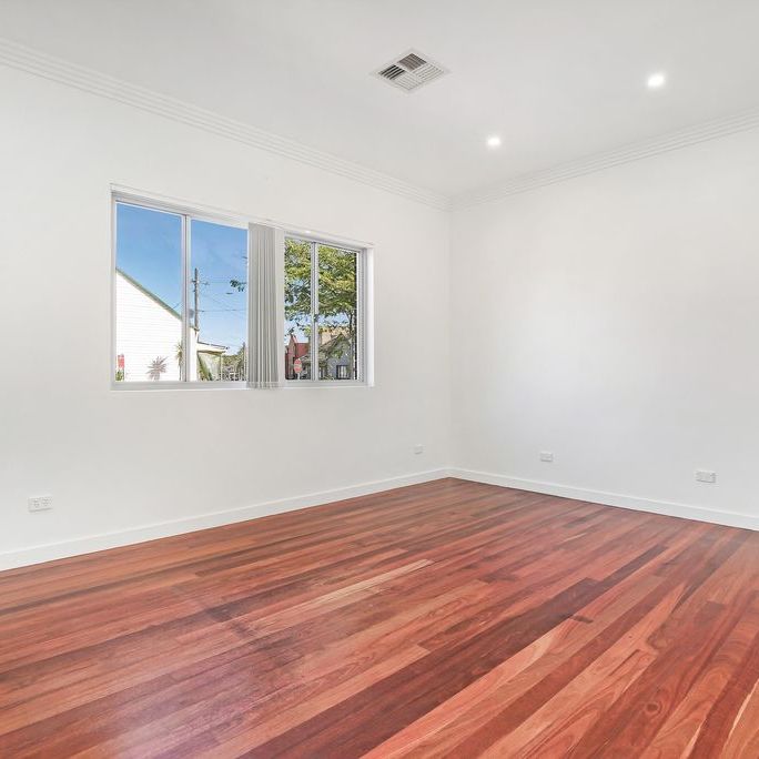 Modern And Spacious Single Level 5 Bedroom Home - Photo 1