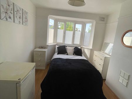 Newly Refurbished Double Room **Great Local Amenities** - Photo 3