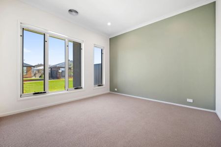 Modern Family Living in a Prime Tarneit Location - Photo 2