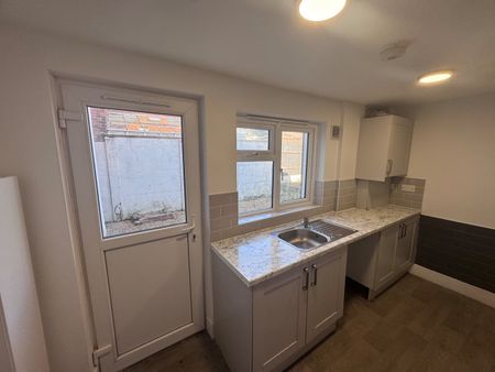 2 Bed Semi-Detached House, Spring Road, SO19 - Photo 4