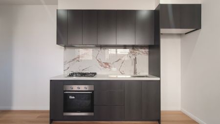 Modern Comfort & Style - 2 Bedroom Flat in The Gables - Photo 3