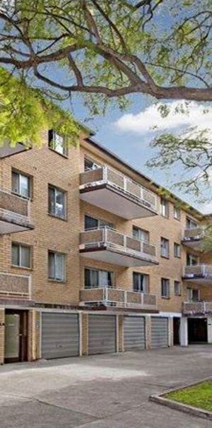 Bright & Spacious Two-Bedroom Unit - Photo 2