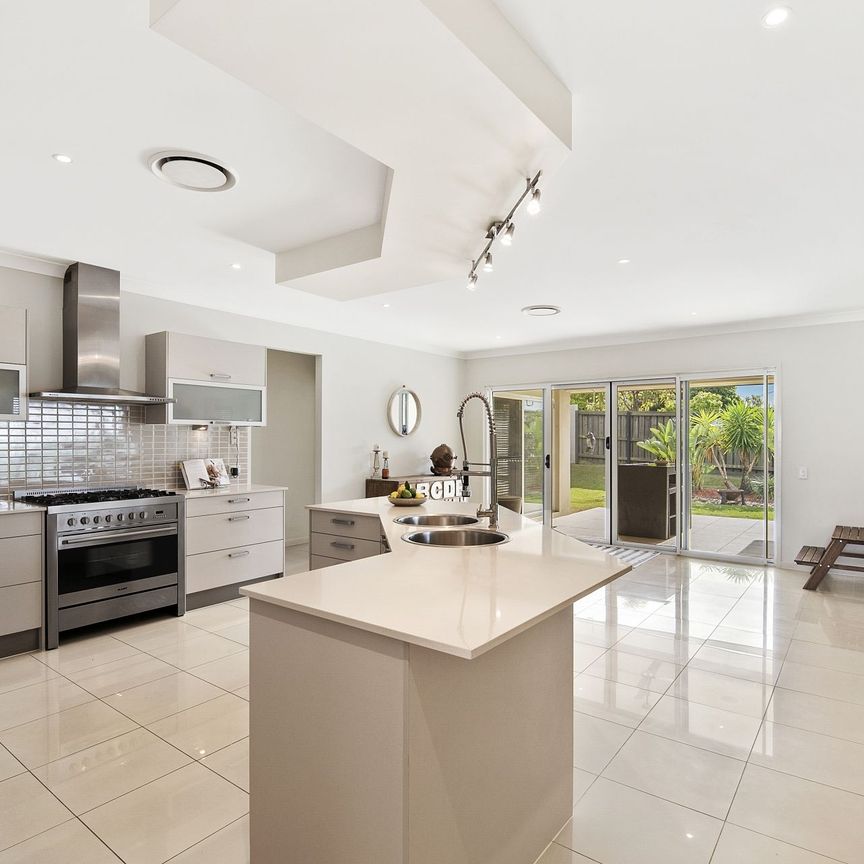 Sophisticated Ex-Display Home offers Spacious, Stylish Living in Highly Convenient Location! - Photo 1
