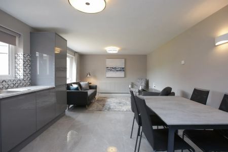 Apt 8d, 8 Summerhill Avenue - Photo 2