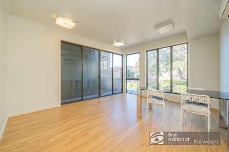Spacious One Bedroom Apartment within Walking Distance to Deakin - Photo 3
