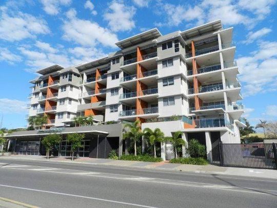 Stylish Apartment over looking the water - Photo 1