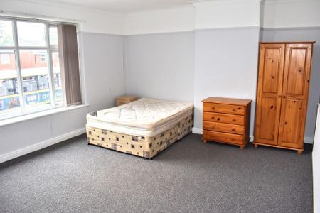 4 bedroom semi-detached house to rent - Photo 3