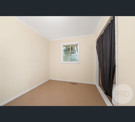 19 Chifley Cres, Kooringal, NSW 2650 - Photo 3