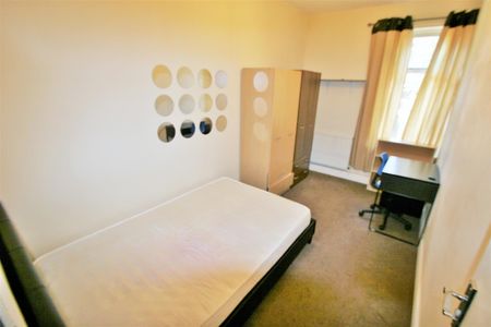 3 Bed Flat, North Hill Road, LS6 - Photo 2