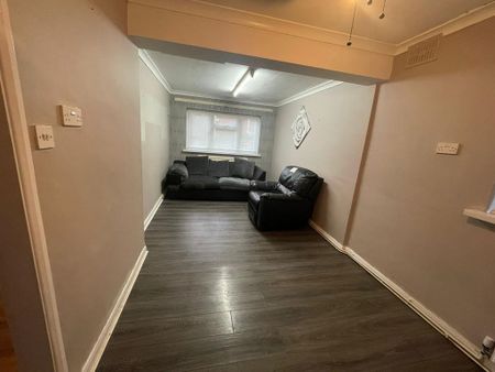 3 bedroom semi-detached house to rent - Photo 2